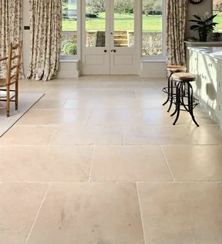 Pierre de Babylone – Pierre calcaire dure aux nuances subtiles de beige, crème, gris clair et bleuté