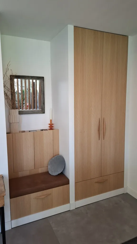 Agencement de placard en chêne avec portes et tiroir à Puyricard à proximité d'Aix en Provence 13