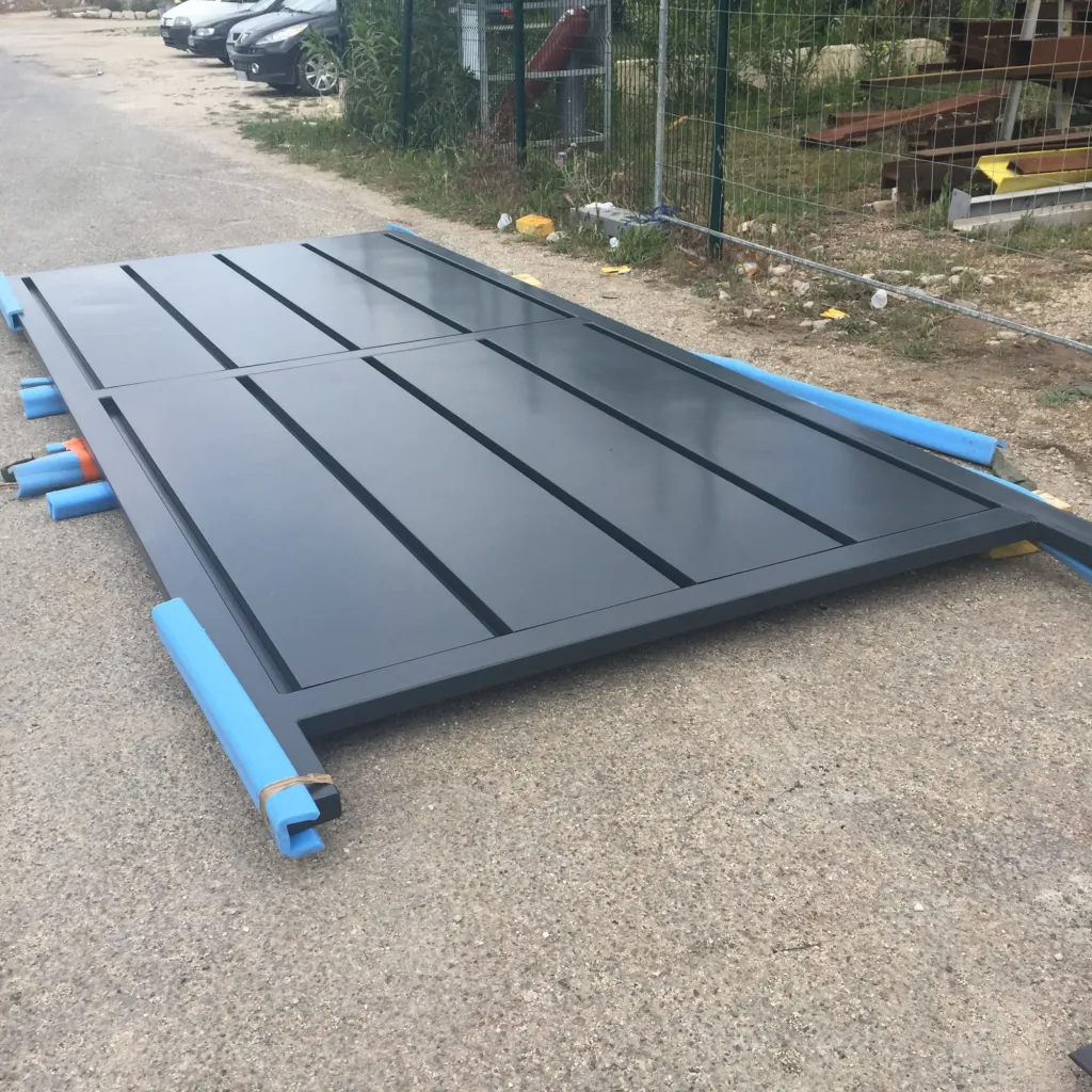 FABRICATION PORTAIL COULISSANT MODERNE ET ORIGINAL SUR MESURE DANS NOS ATELIERS DE MARTIGUES POUR UN CLIENT D'AIX EN PROVENCE 13