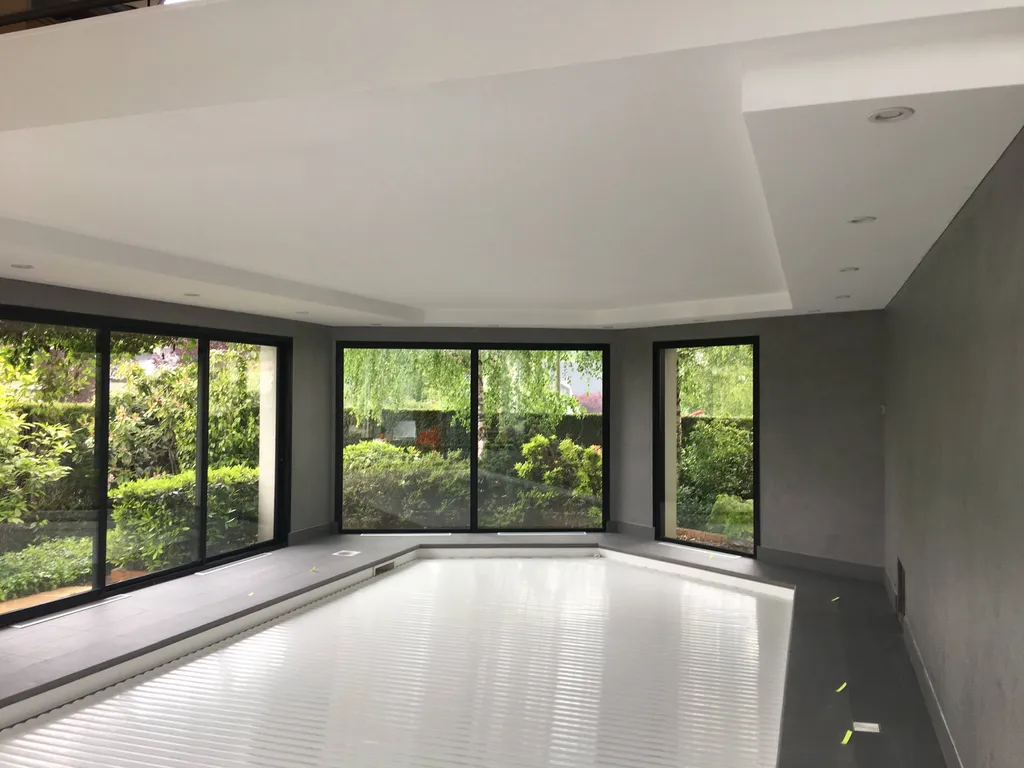 Piscine intérieure à Albi, conçue pour allier détente, confort et design contemporain. Nos artisans ont réalisé la construction du bassin, l’installation d’un système de filtration performant et l’aménagement complet de l’espace autour de la piscine. Ce t