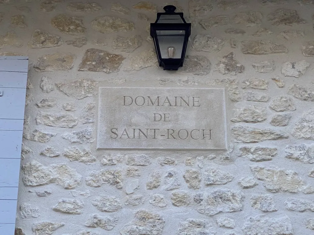 Zoom sur la gravure en relief disposée à droite