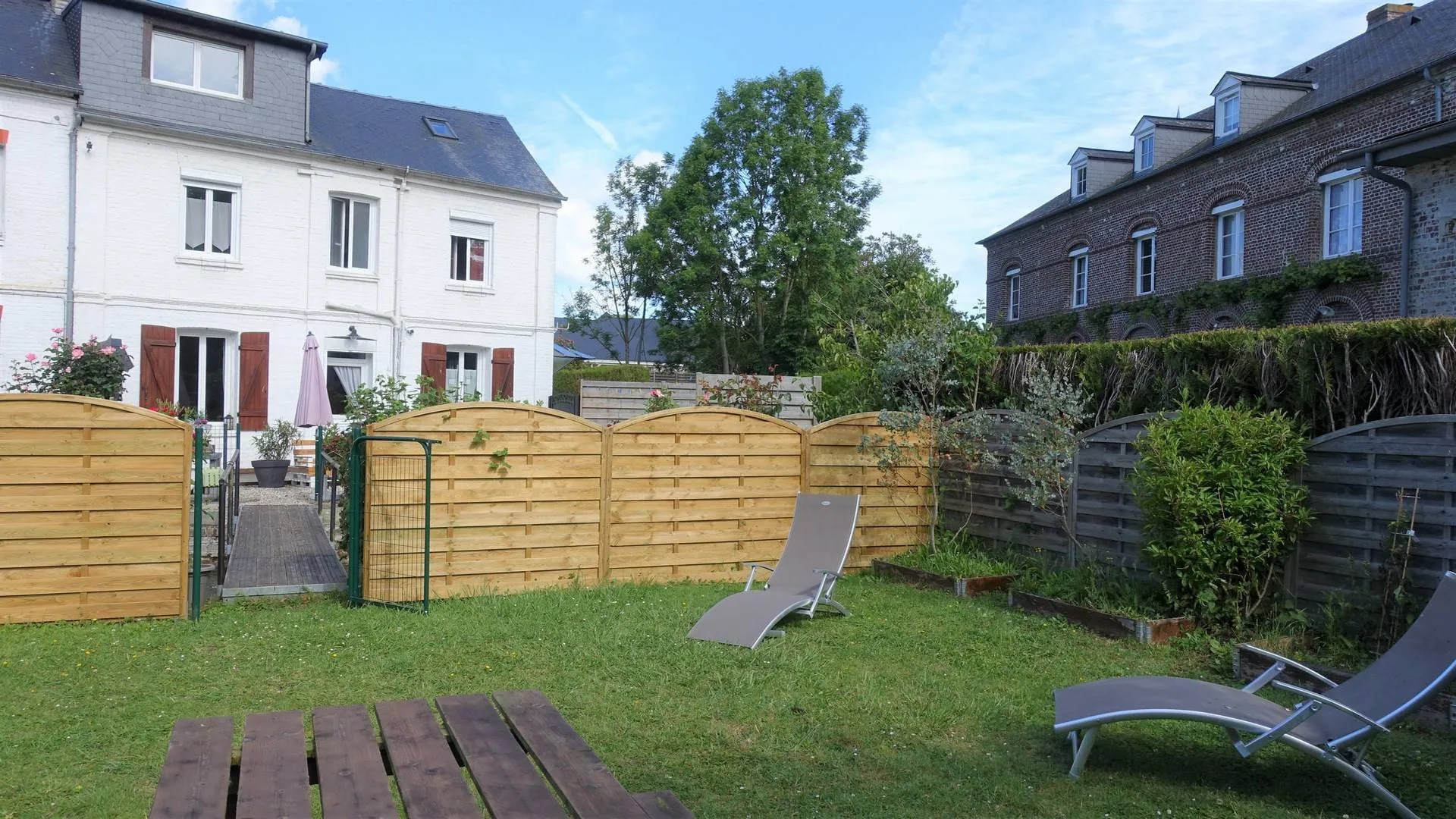 Terres et Demeures de Normandie, votre agence située à Dieppe 76200 en Seine-maritime, vous invite à découvrir ce petit coin de paradis, dans un environnement calme et paisible, à 10 minutes de la plage de Dieppe 76200 et à 2 heures de Paris par l'A1