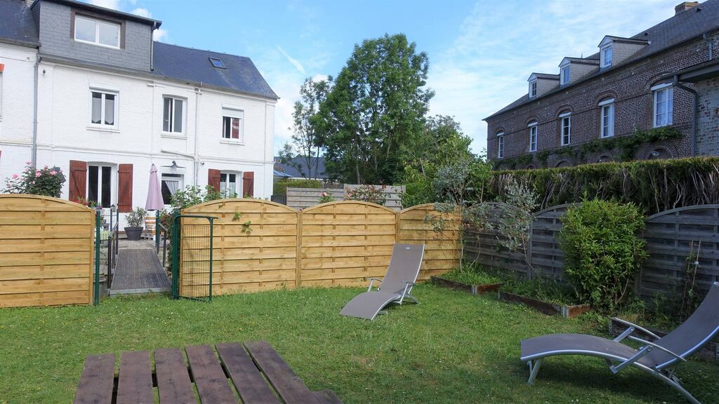 Terres et Demeures de Normandie, votre agence située à Dieppe 76200 en Seine-maritime, vous invite à découvrir ce petit coin de paradis, dans un environnement calme et paisible, à 10 minutes de la plage de Dieppe 76200 et à 2 heures de Paris par l'A1