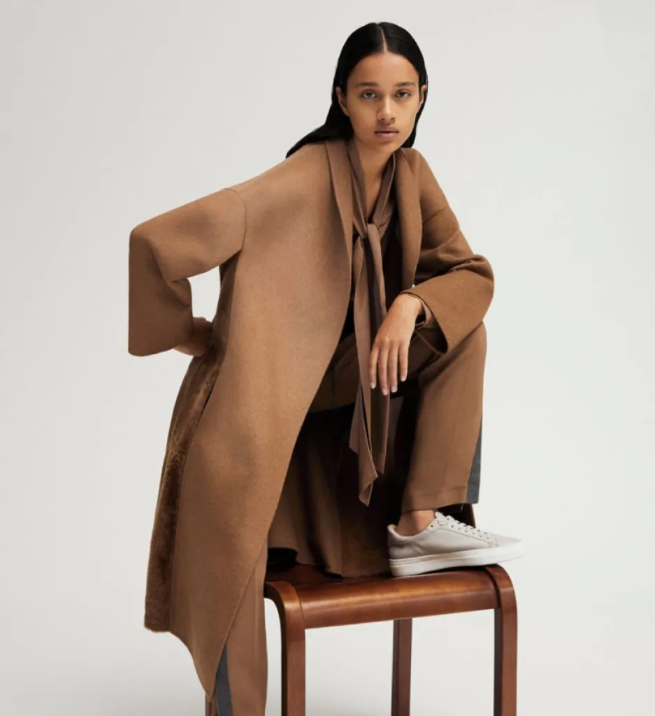 La Maison Fabiana Filippi crée des vêtements pour les femmes classiques, élégantes et raffinées.