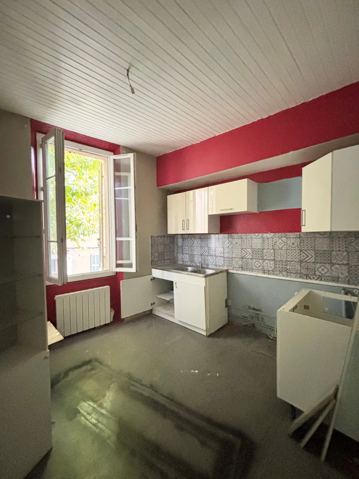 Appartement de type 2 à aménager dans son intégralité situé au 1er étage sur 2 d' un immeuble du centre historique d'Aubagne .