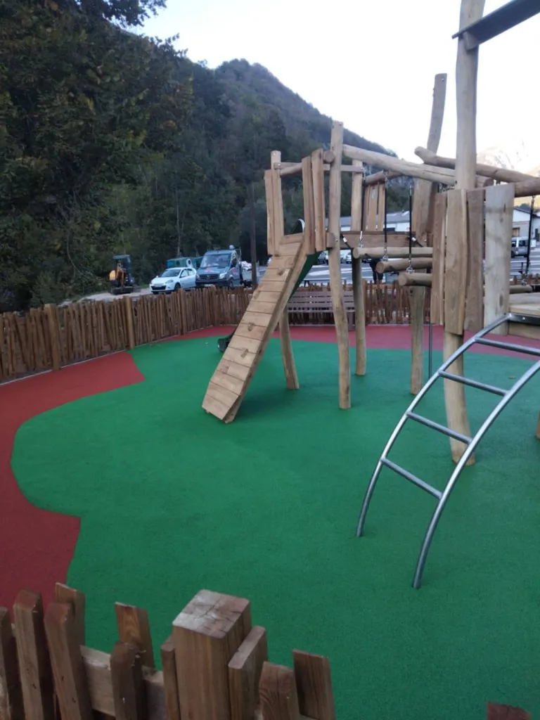 Jeu avec toboggan sur sol souple près de Lyon