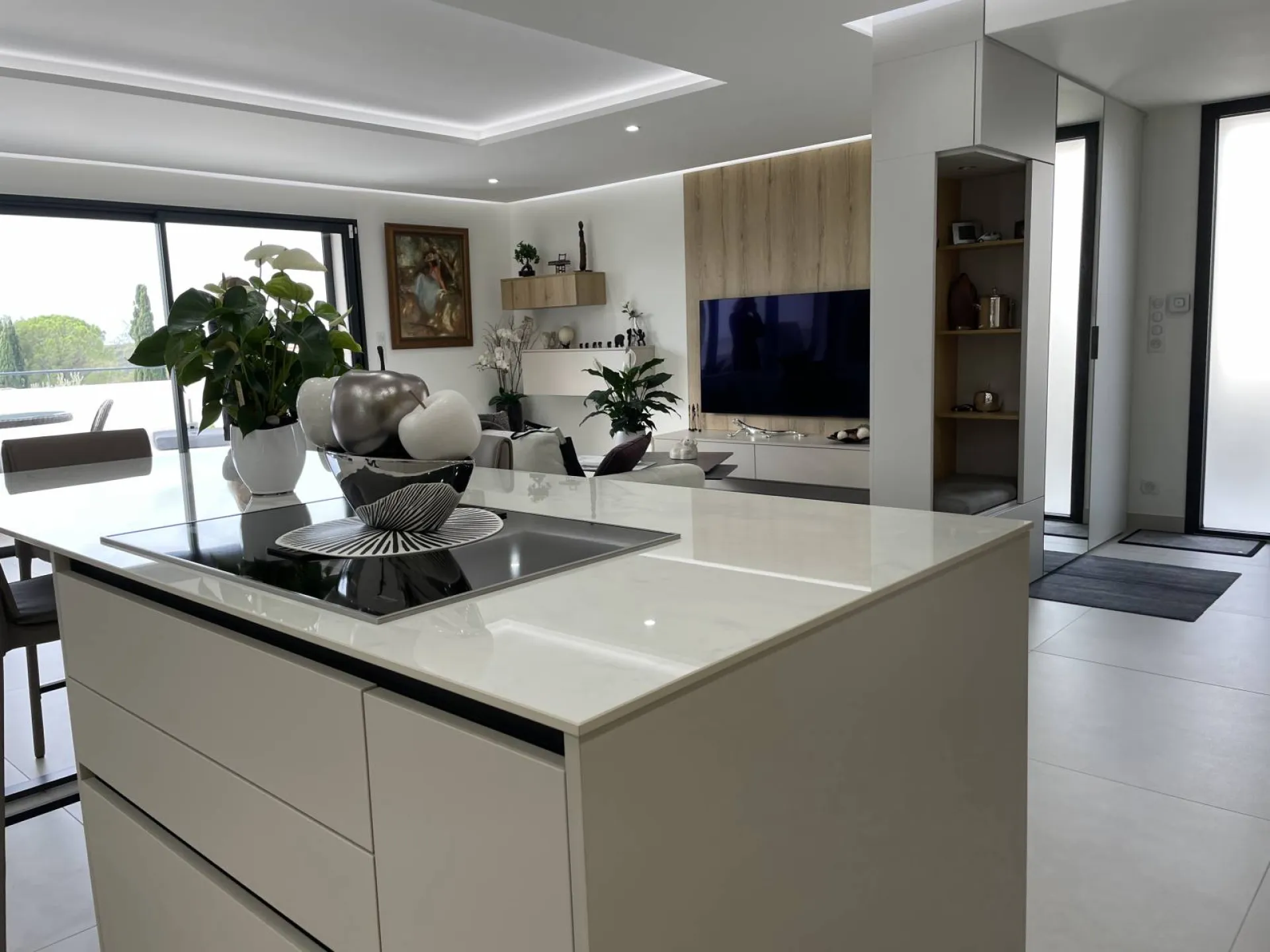 Photo d'une cuisine italienne épurée moderne avec îlot central installée à Six Fours dans le Var