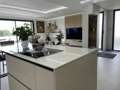 Photo d'une cuisine italienne épurée moderne avec îlot central installée à Six Fours dans le Var