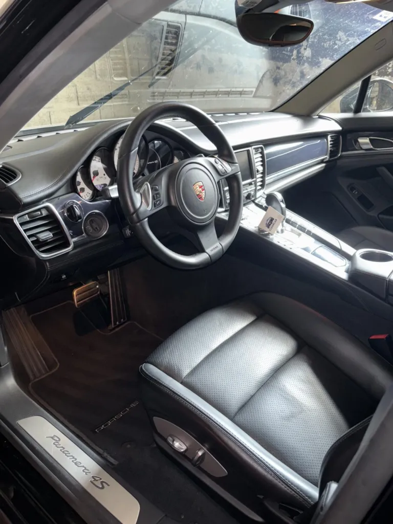 Nettoyage intérieur haut de gamme d'une Porsche Panamera 4S à Saint Étienne avec préparation esthétique automobile premium