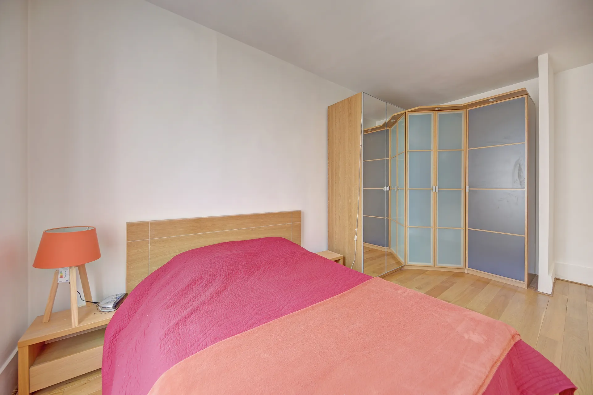 A vendre un bel appartement de 52,68 M² beaux volumes, dans un immeuble à Saint Germain en Laye, proche de la Place du Marché, 5 minutes du RER A.