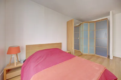 A vendre un bel appartement de 52,68 M² beaux volumes, dans un immeuble à Saint Germain en Laye, proche de la Place du Marché, 5 minutes du RER A.