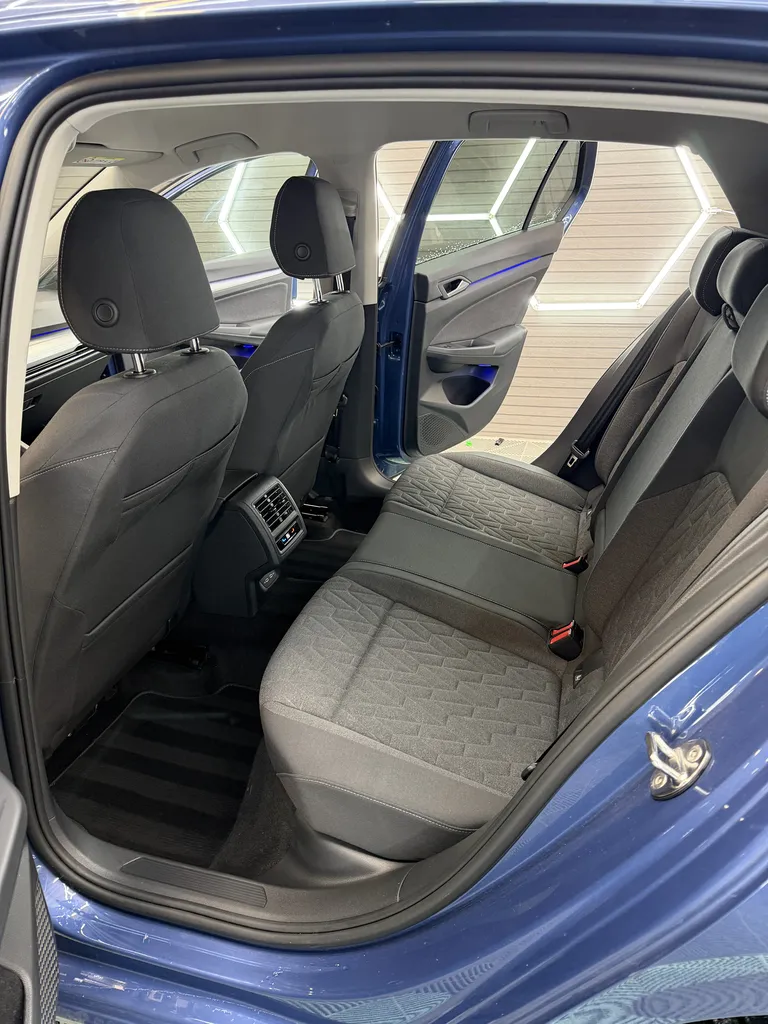 VOLKSWAGEN GOLF 8 eTSI / GARANTIE VW 2028 / DSG7 / GRAND ECRAN / CARPLAY