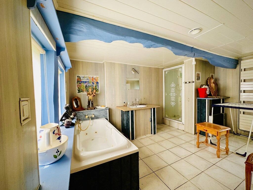 Vends longère à la campagne avec un grand terrain et des équipements annexes