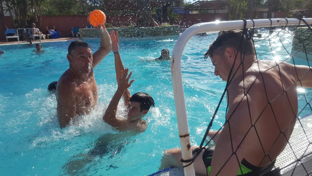 animation water polo dans piscine chauffée bord de mer à Vias plage  proche du Cap d'Agde