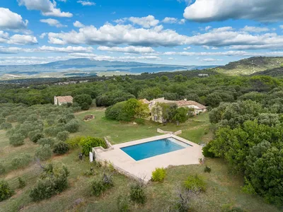 Venasque : Cette propriété est un véritable bijou de l'architecture provençale, elle offre un cadre de vie exceptionnel sur près de 22 hectares, avec vue panoramique sur le Ventoux