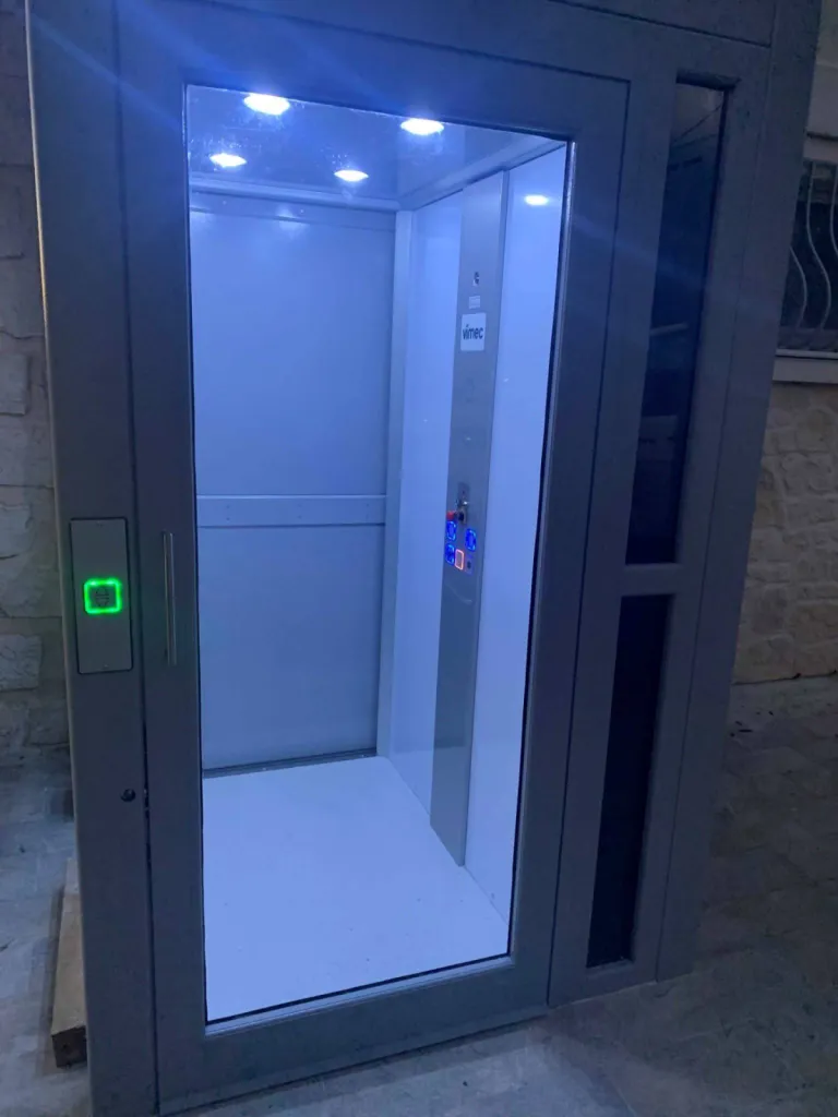 Eclairage LED, se met en route lors de l'appel palier ou à l'ouverture de la porte pour cet ascenseur de maison extérieur VIMEC autoporteur à Rognac
