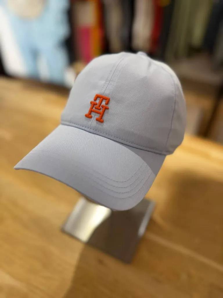 Casquette Tommy Hilfiger Monogramme TH : La Touche Finale Iconique Chez Urban Chic Dieppe
