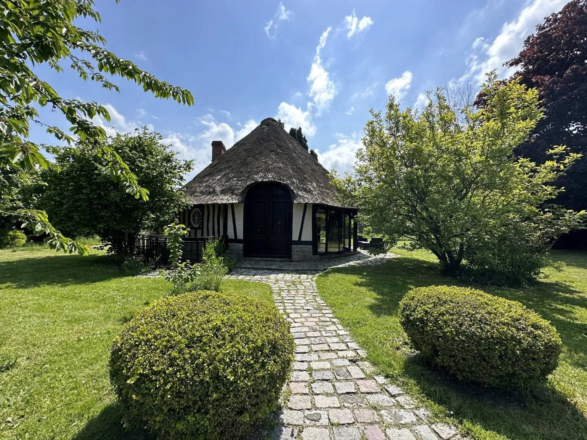 Vends dans les boucles de la seins 3 maisons traditionnelles en chaume, en Normandie.