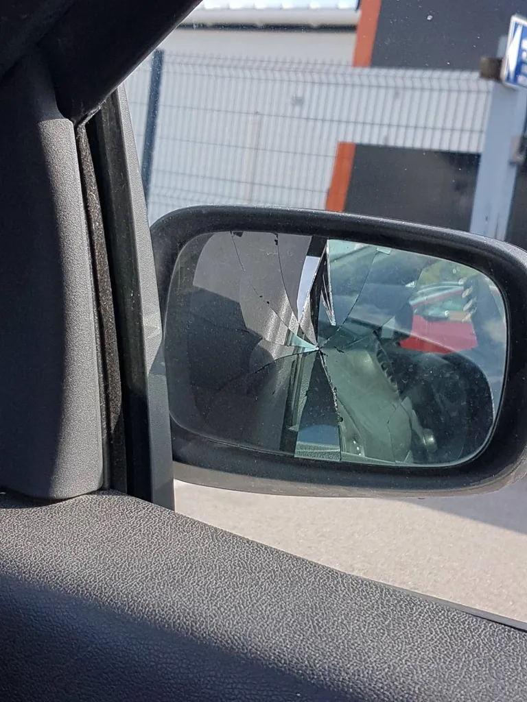 Autosur Martigues vérifie l'état des miroirs de vos rétroviseurs : une glace cassée bloque votre voiture en contre-visite 