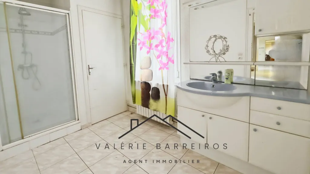 A vendre maison de maître de 113 m² habitables édifiée sur 900 m² de terrain sur la commune de CAUDEBEC LES ELBEUF 76320