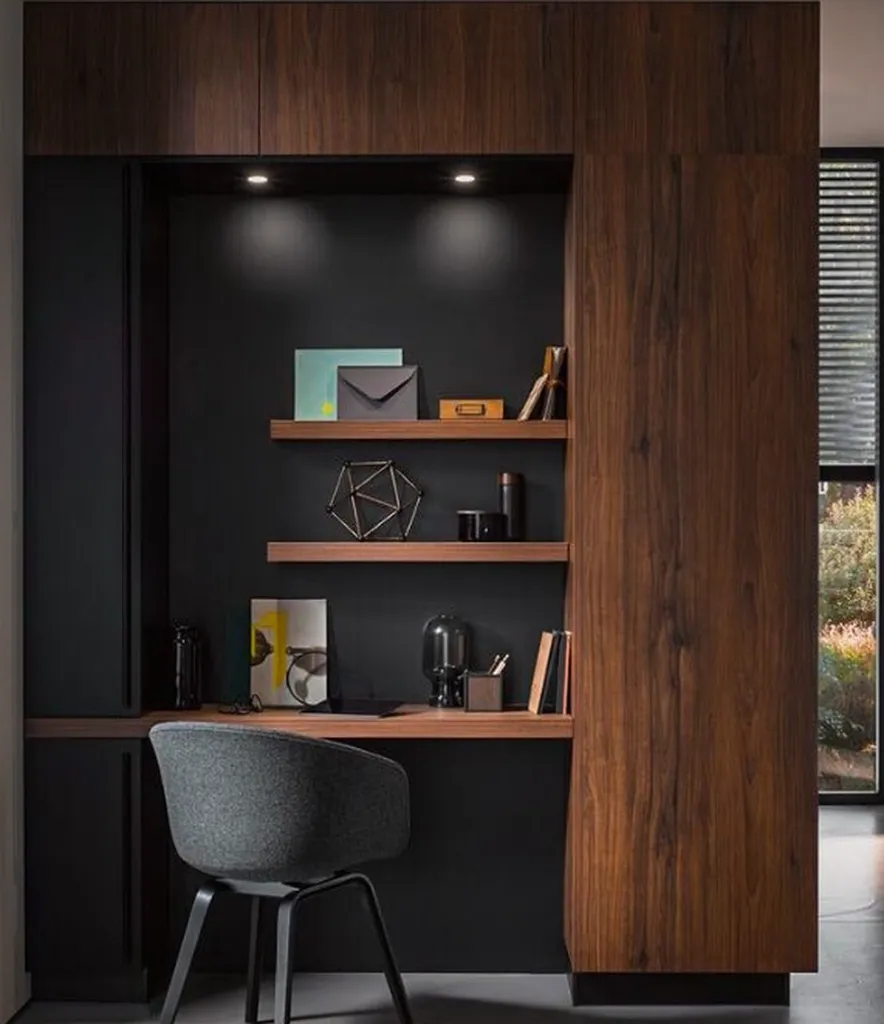 Fabrication de bureau professionnel sur mesure avec étagères murales et éclairage intégré à Tournefeuille 31170