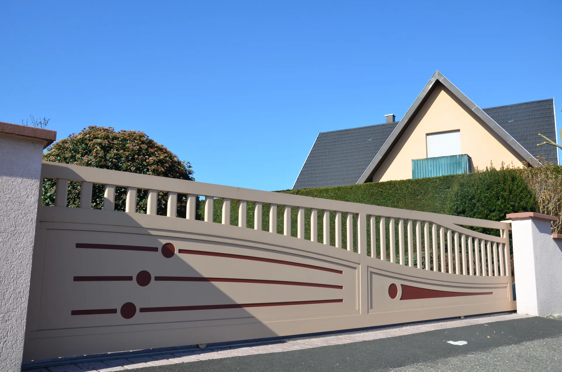 SB CONCEPT à Danjoutin Gamme GRAVITY Portail en aluminium motorisé battant ,coulissant ou autoporté  ,coloris au choix