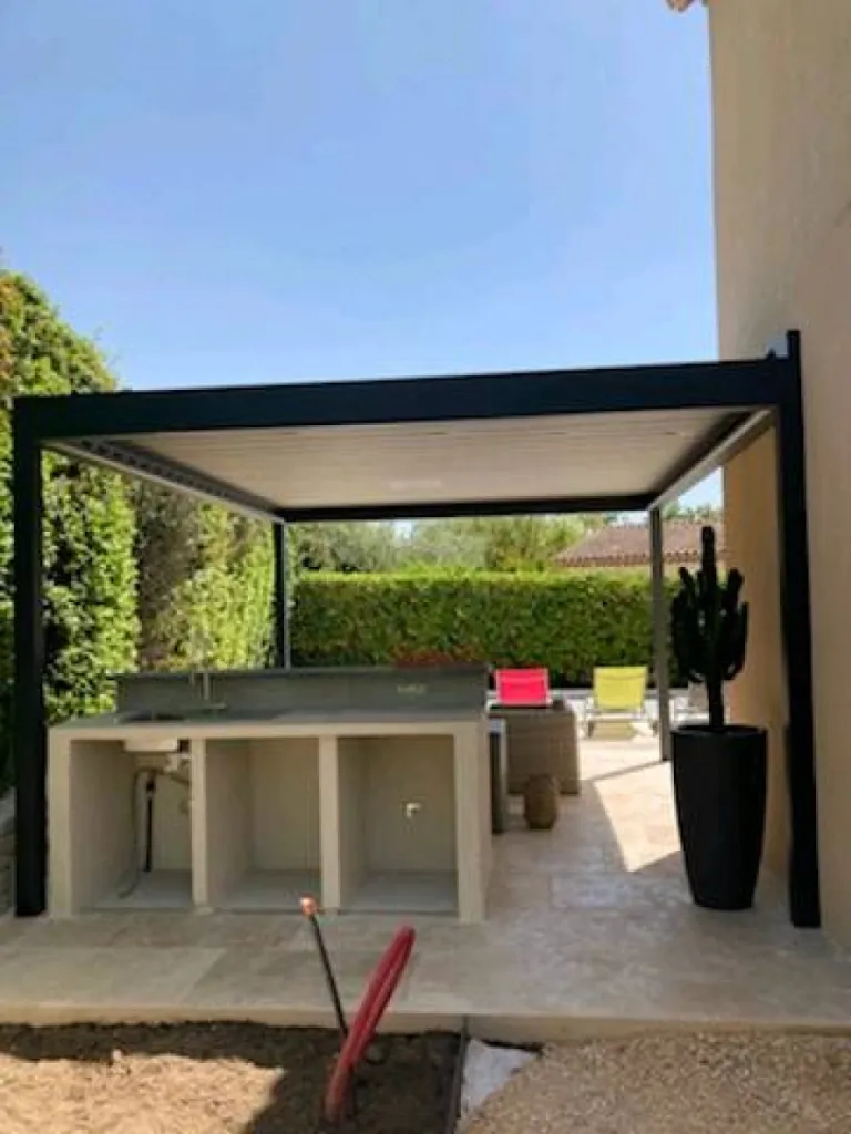 Installation d une pergola bioclimatique a lames orientables chez un particulier a puyricard