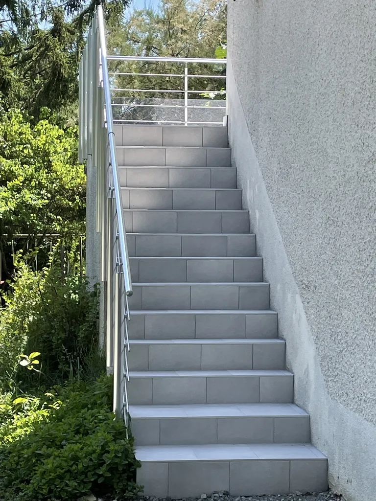 Escalier extérieur rénové à Belleville-en-Beaujolais près de Villefranche-sur-Saône (Rhône – 69) avec carrelage antidérapant et garde-corps inox