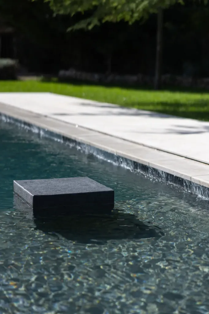 Découvrir des réalisations de piscines haut de gamme et sur mesure en béton dans le Gard