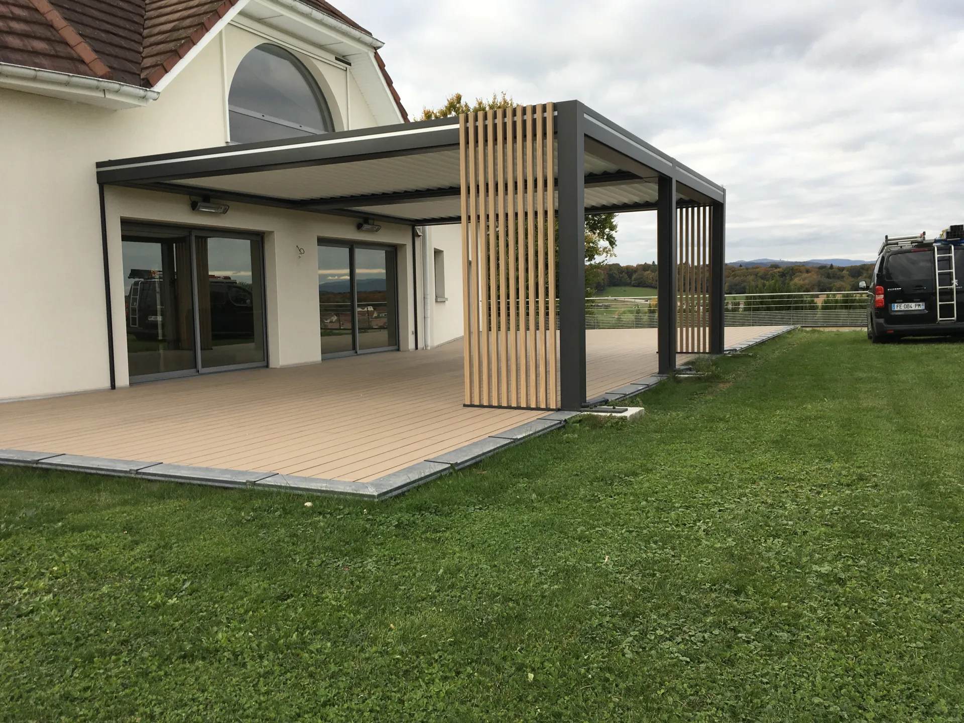 Vente et pose de pergola bioclimatique aluminium double module laqué teinte noir 2100 sablé attenante à la maison à Dorans près de Belfort