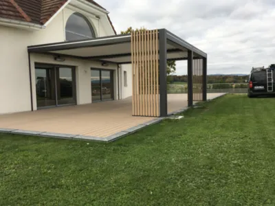 Vente et pose de pergola bioclimatique aluminium double module laqué teinte noir 2100 sablé attenante à la maison à Dorans près de Belfort