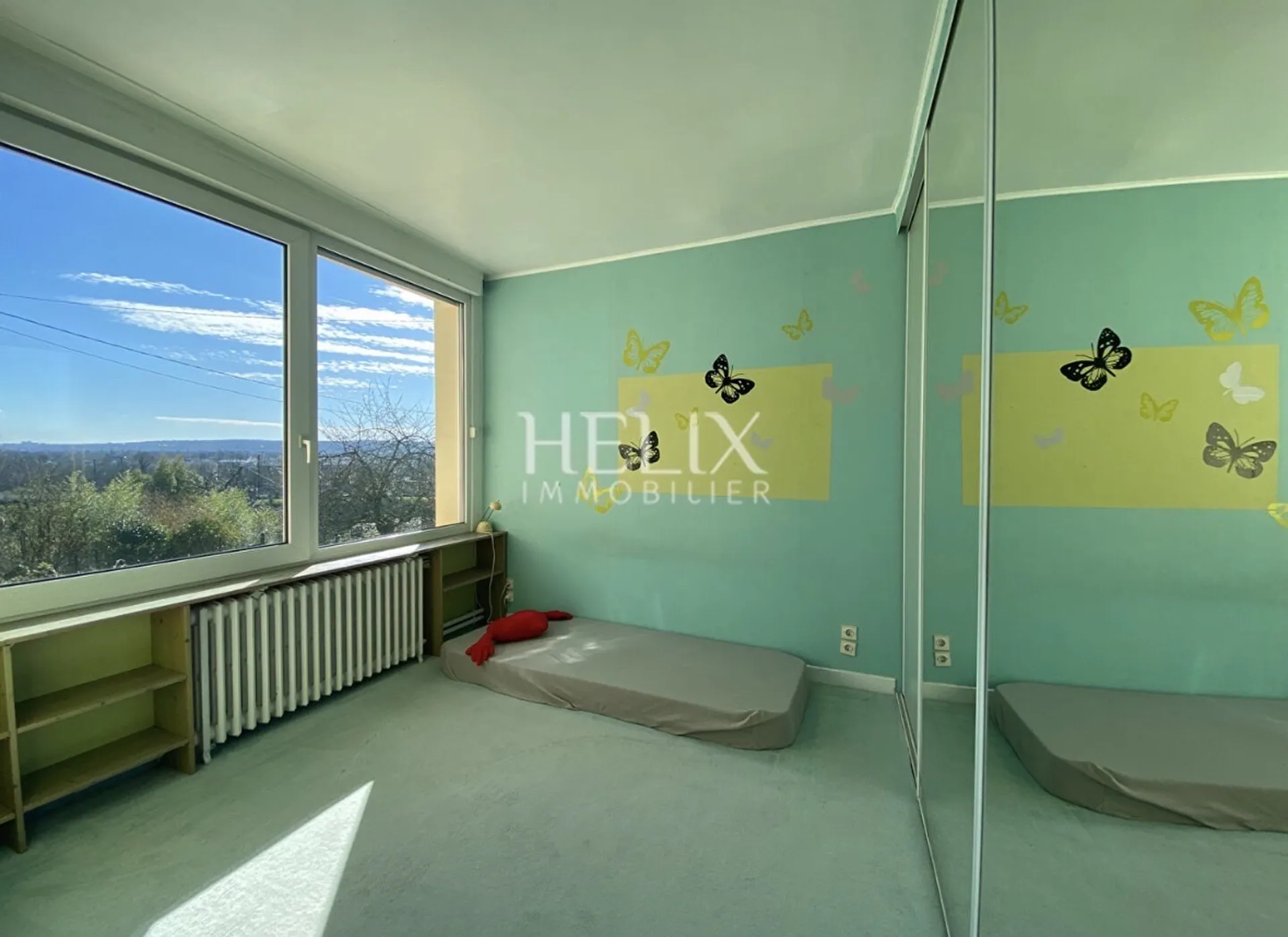 A vendre à Le Pecq  Quartier Cité une charmante maison familiale lumineuse de 138m2 avec un grand terrain de 1080m2 et 2 garages