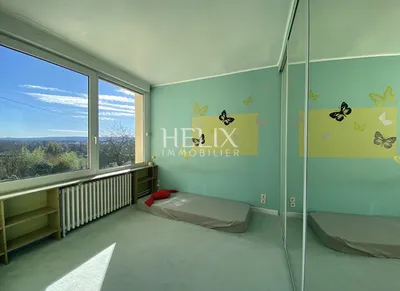 A vendre à Le Pecq  Quartier Cité une charmante maison familiale lumineuse de 138m2 avec un grand terrain de 1080m2 et 2 garages