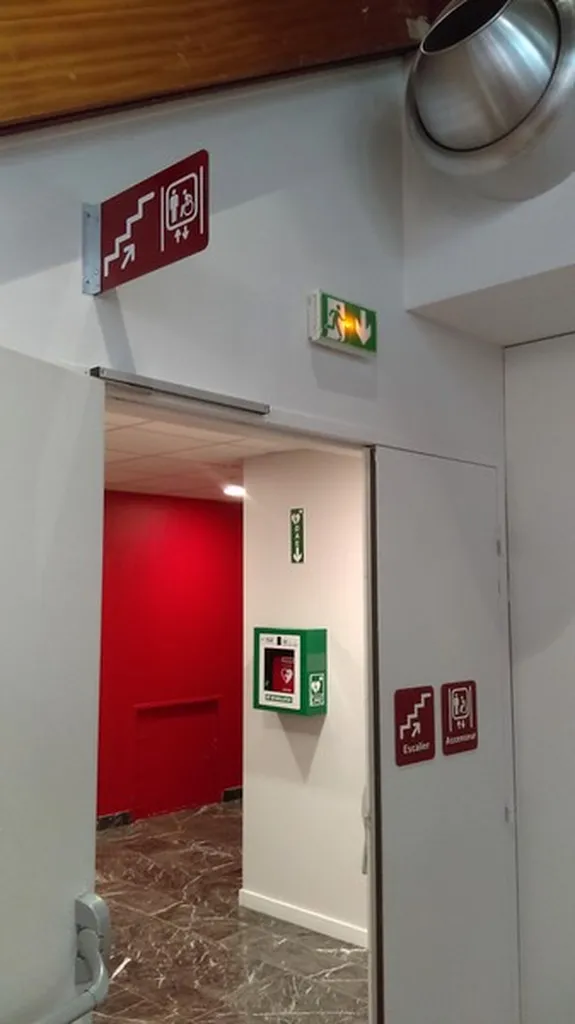 Pose d’un panneau drapeau signalétique dans un parking de restaurant à Courchevel pour améliorer la visibilité et la sécurité des clients