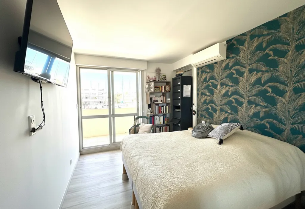 Panorama d'Exception à Bormes-les-Mimosas   T3 de Standing – 75 m² – Vue Port & Aperçu Mer Laissez-vous séduire par cet appartement