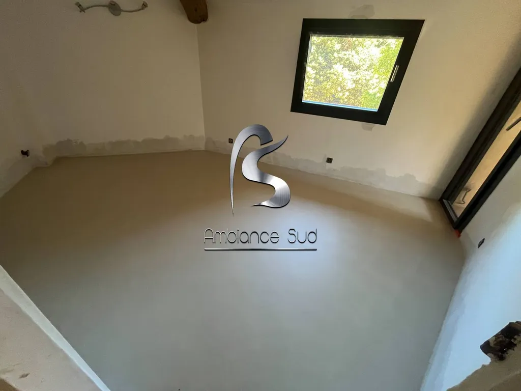 Rénovation d'un sol de chambre en résine minérale effet béton ciré à Rognes à côté d’Aix-en-Provence