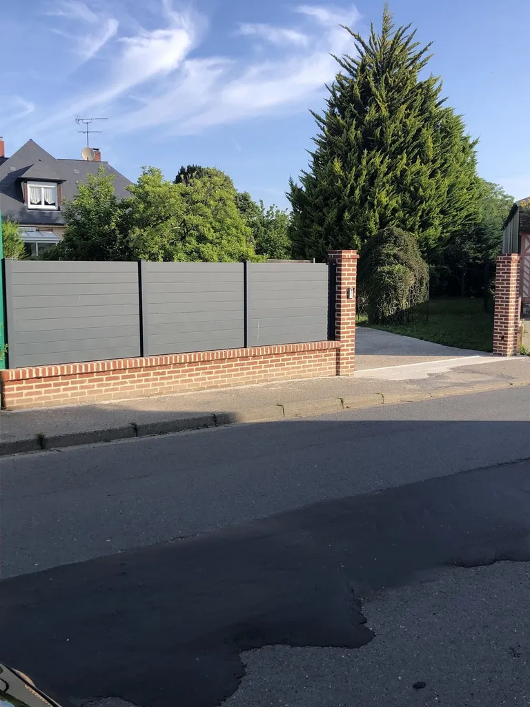 Installation de Clôture aluminium sur muret, Portails motorisés et Portillon en aluminium à Cabourg dans le calvados 14 et ses Alentours
