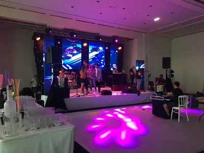 Une houppa colorée pour un mariage élégant et chic les pieds dans l'eau dans un hôtel à Cannes