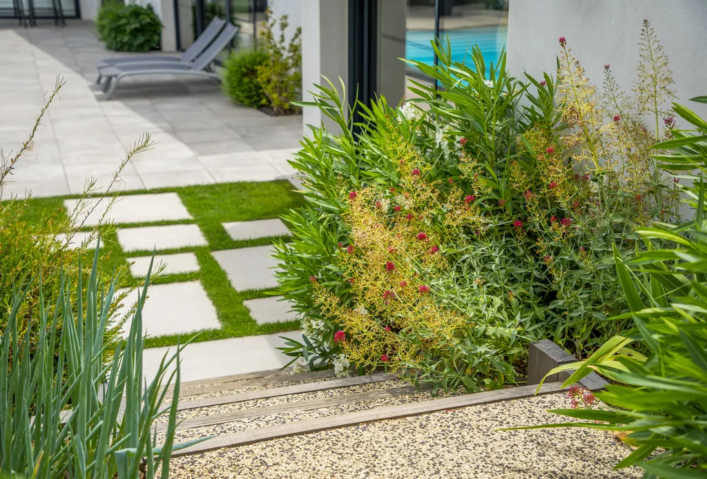 Rénovation de piscine, installation de pergola et sauna extérieur avec potager paysager à Toussieu (69780)