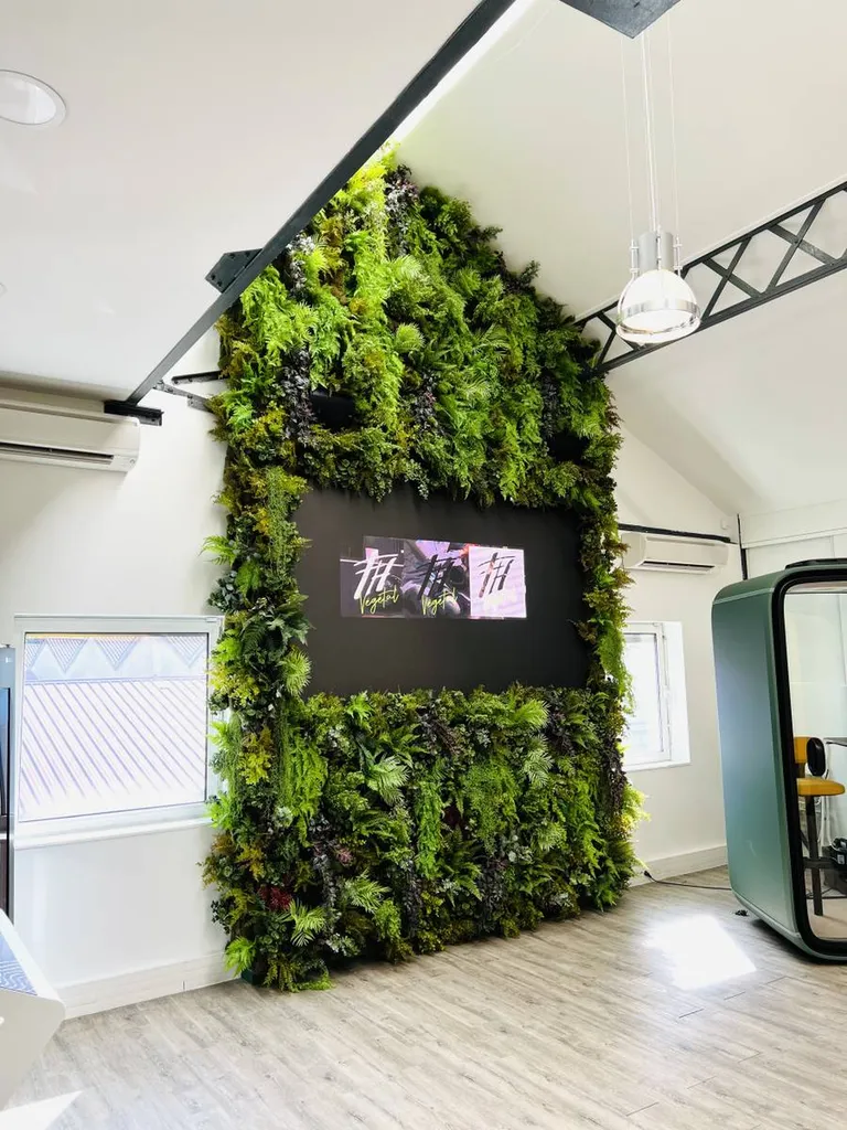 mur vegetal avec television integre 