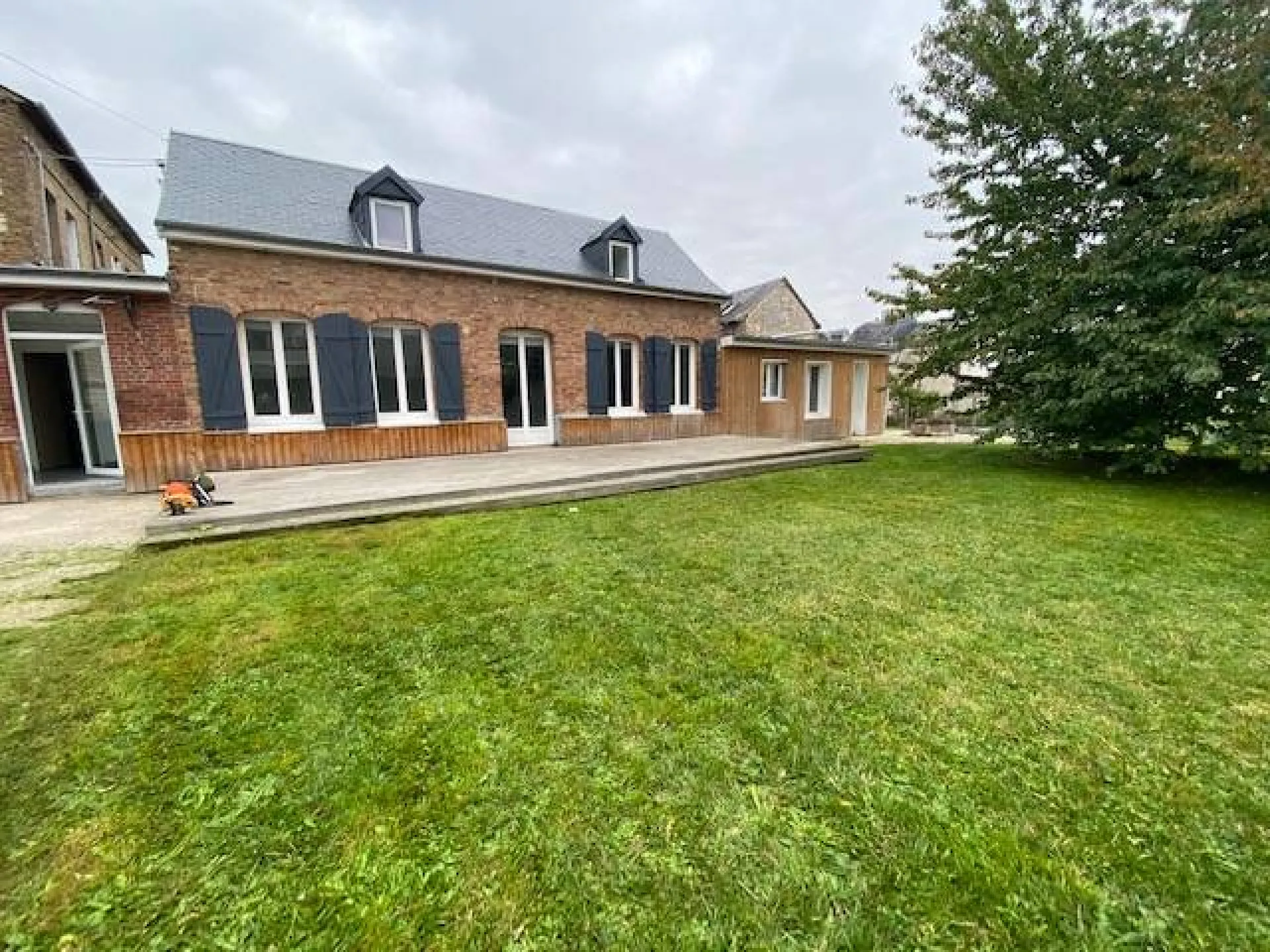 A acheter magnifique longère rénovée de 91m² sur un terrain de 650m² sans vis à vis sur la commune de CAUDEBEC LES ELBEUF 76320