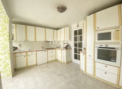 Cuisine indépendante aménagée et équipée avec de nombreux rangements 