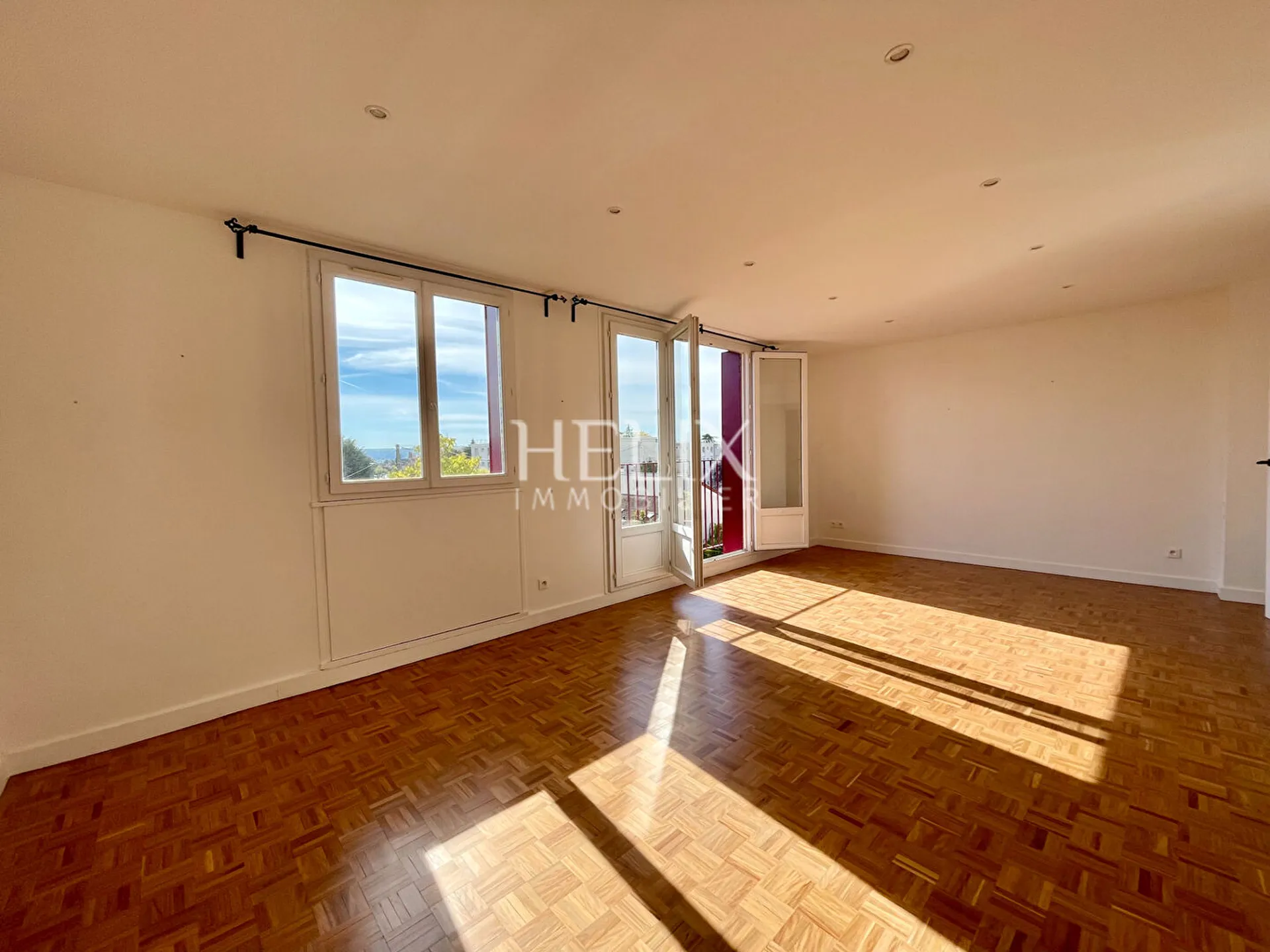 À louer à Chatou – 5 pièces traversant de 84 m² au 3ᵉ et dernier étage dans une résidence de standing