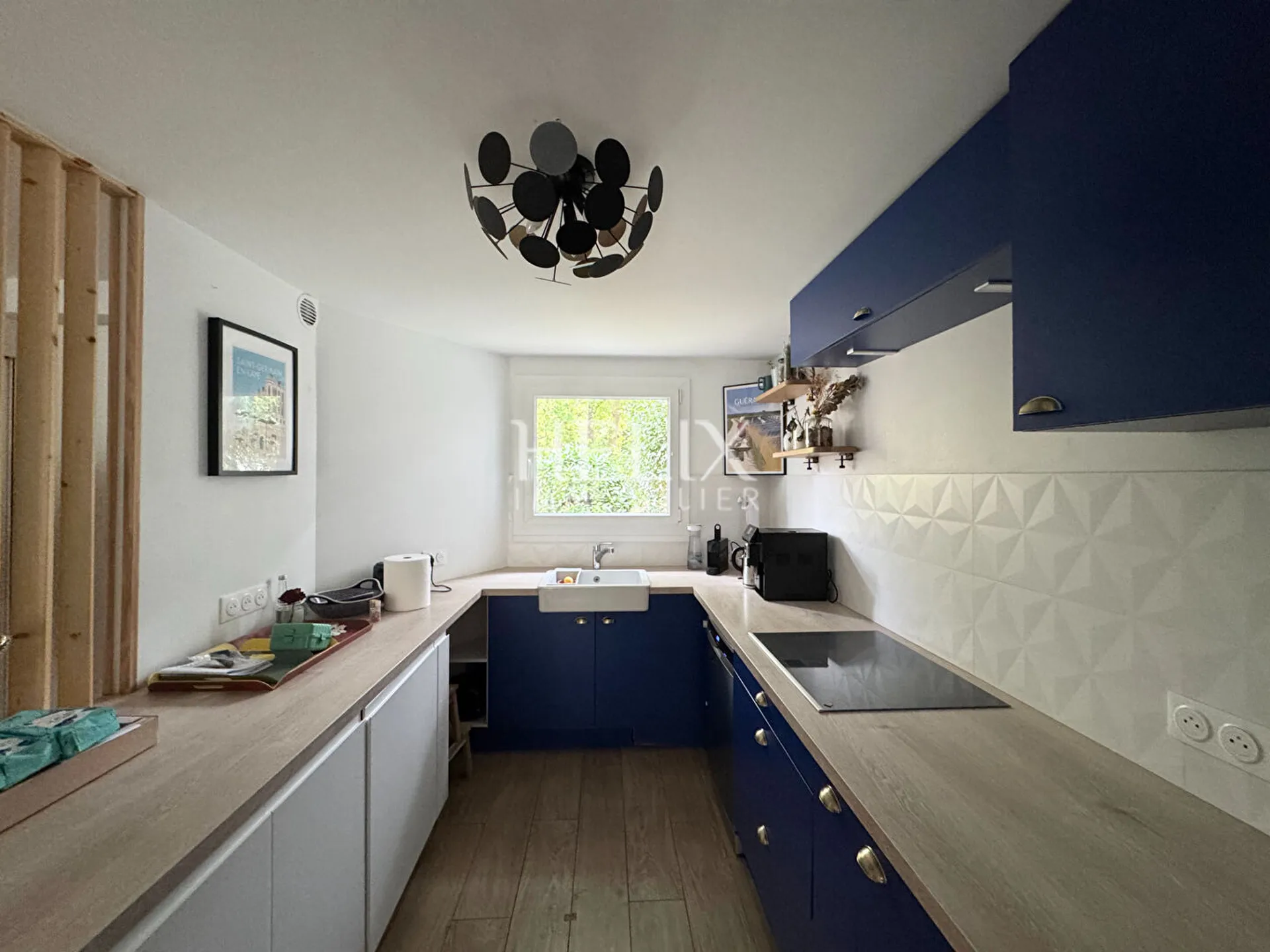 A vendre dans un quartier agréable et tranquille à Saint-Germain-en-Laye une jolie maison de 144 M² sur 3 niveaux avec jardin et sans vis à vis.