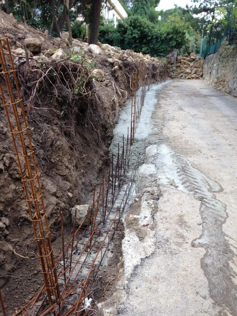Rénovation d'un mur de soutènement en pierre à Salon-de-Provence : fondations