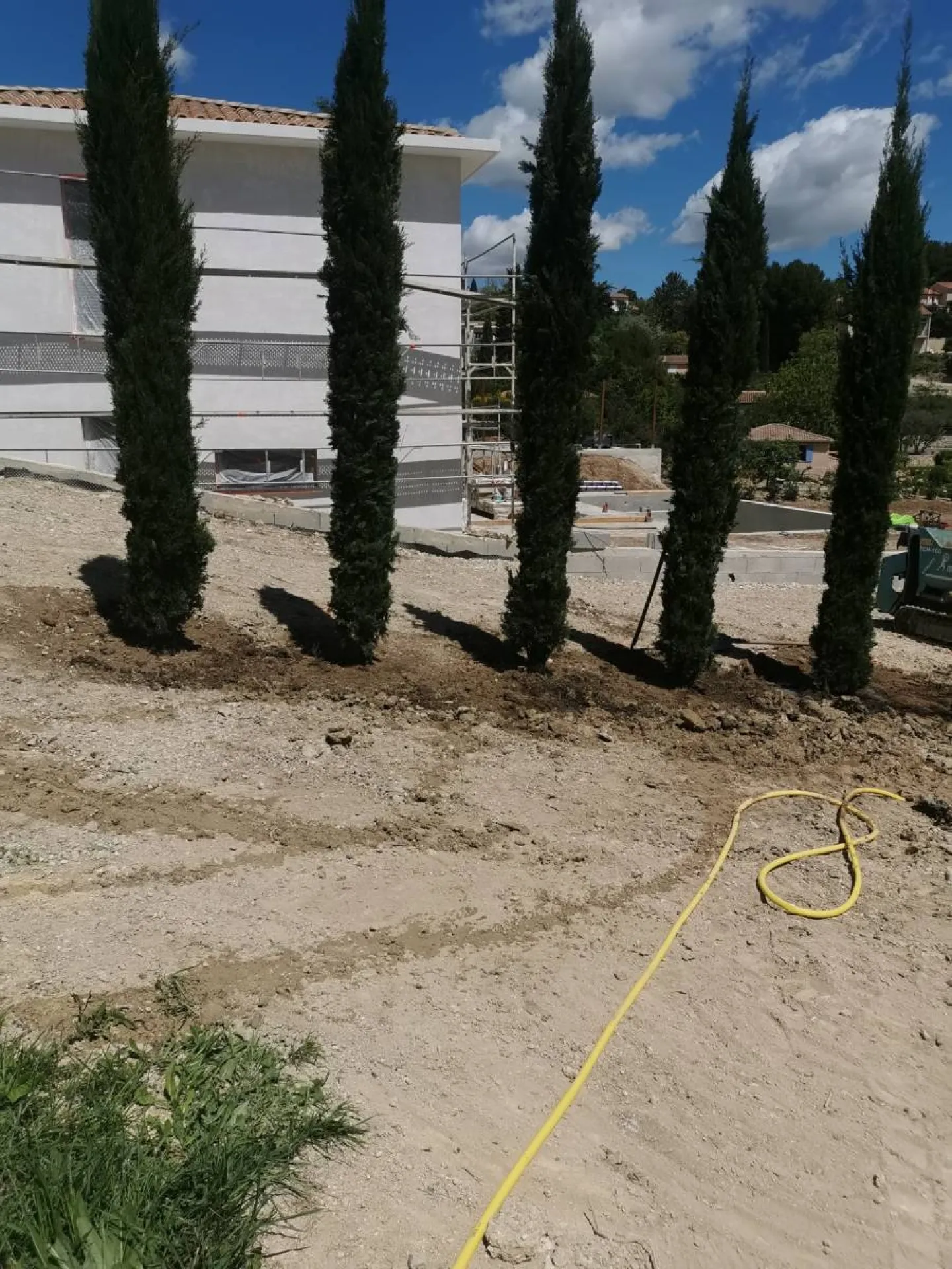 Paysagistes pour plantation de cypres pour vis a vis Eguilles