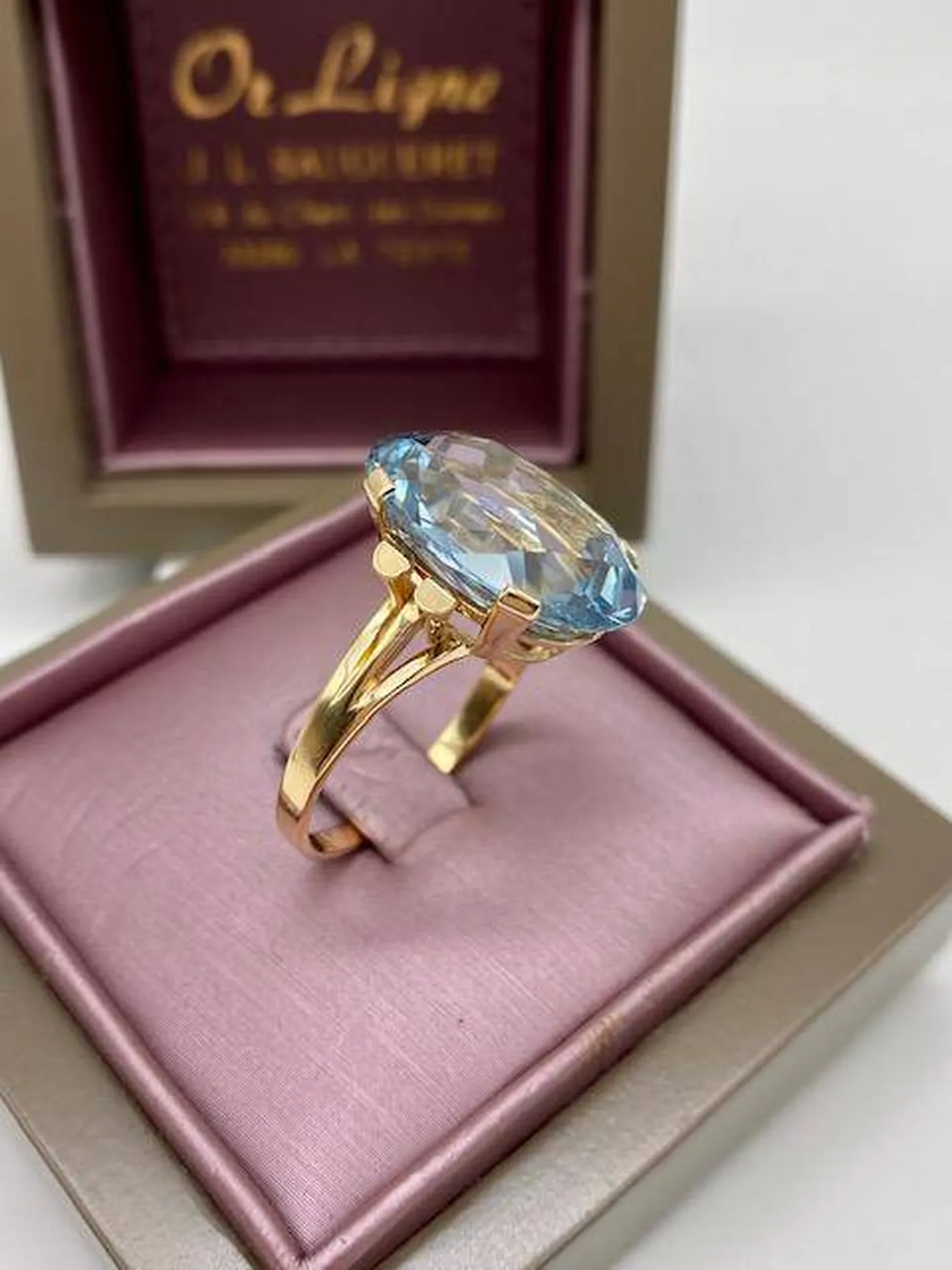 Acheter en ligne une bague de seconde main parfait état en or 750/1000ème et grosse topaze bleue ovale chez la Bijouterie Or Ligne à La Teste près de Biganos