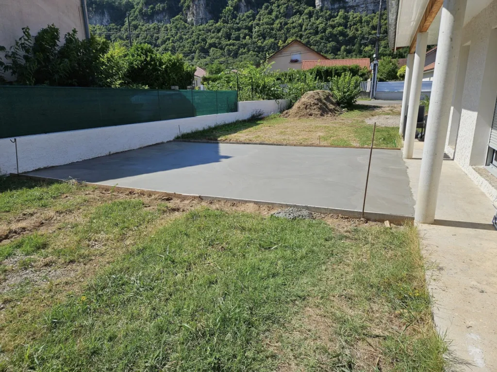 Entreprise de terrassement à Lyon pour création de 2 terrasses en béton dans le jardin d'une maison à Saint-Priest avec terrassement et muret de séparation