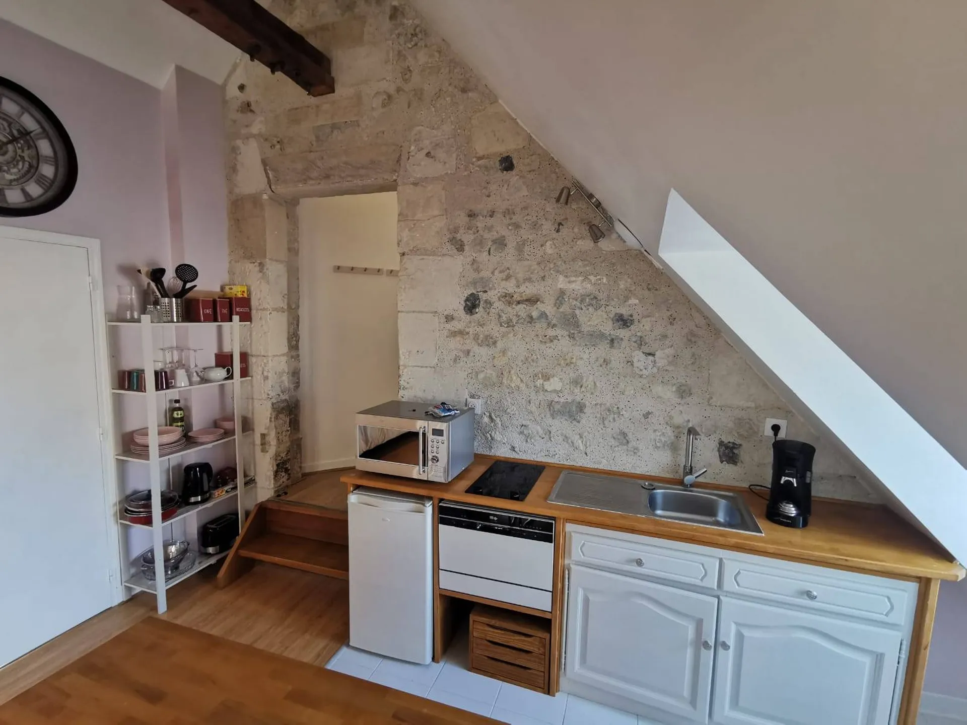 En vente, magnifique appartement, type F1, entièrement restauré, idéalement situé dans le cadre authentique d’Honfleur 14600 à quelques pas des commodités.