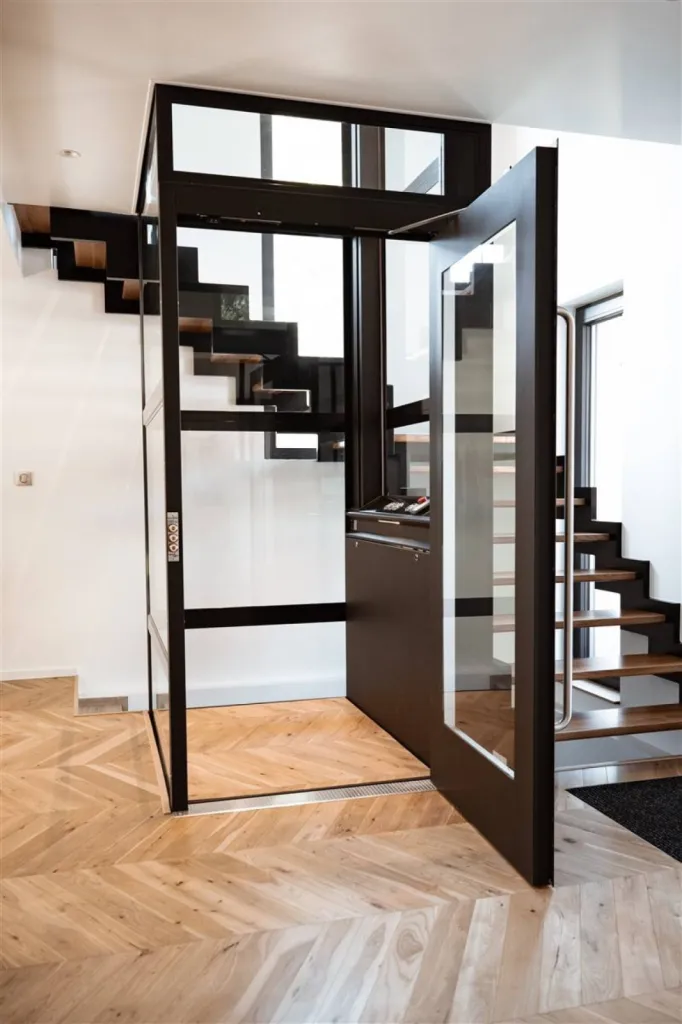 Porte battante compatible avecl'utilisation d'un fauteuil roulant pour un ascenseur privatif intérieur sur Marseille